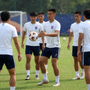 球队训练场上球员进行传球练习的场景照片